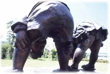 Bronze of the two children peeking out between their legs (from another angle)