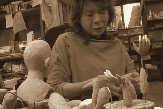 人形の原型に向かう、人形作家 石井美千子