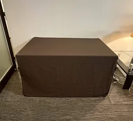 事務机を、こげ茶の布で天板から床近くまで覆ったところ