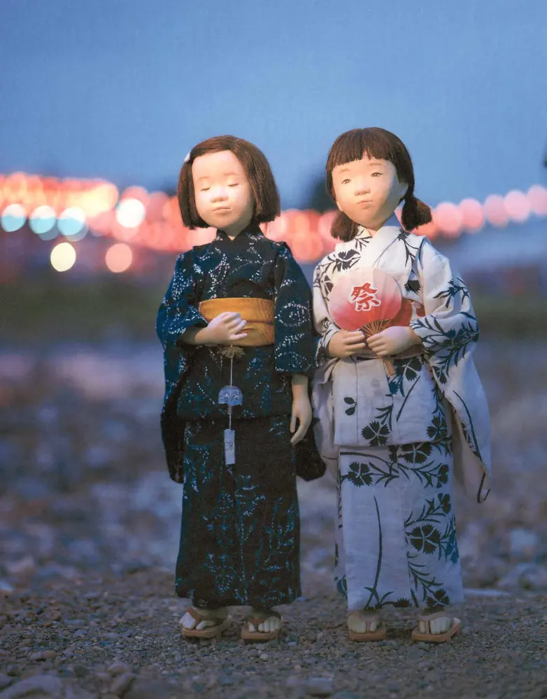 浴衣姿で並ぶ、ふたりの女の子の人形